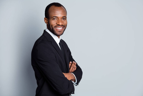 Перевернутая фотография интеллигентной успешной профессиональной афро-американский адвокат человек крест руки пользуются решить решение носить блейзер решения изолированы на сером фоне цвета
 - Фото, изображение
