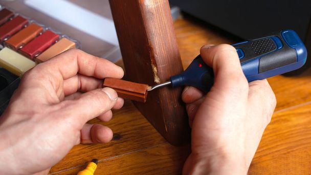 restaurointi korjaus puun pinta huonekalujen tiivistys naarmuja ja pelimerkkejä joukko työkaluja lähikuva - Valokuva, kuva