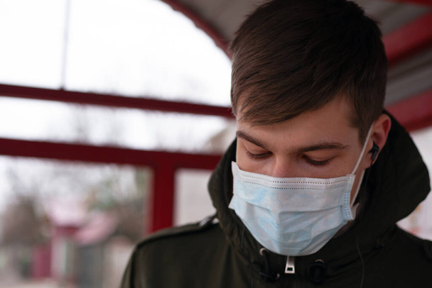 primo piano di un uomo in maschera medica, quarantena in Russia, Ucraina. infezione virale covid-19.coronavirus epidemia pandemica
 - Foto, immagini