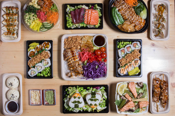 Mesa con comida tradicional japonesa, vista superior
. - Foto, Imagen