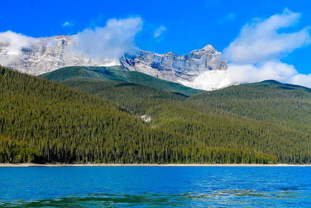 Літній час на озері Мінневана. Banff National Park, Alberta, Canada - Фото, зображення