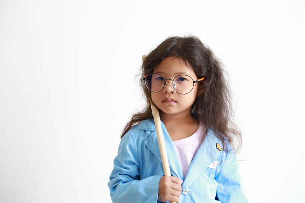 Ázsiai gyerek lány visel szemüveget visel öltöny egyenruha elszigetelt fehér háttér. - Fotó, kép