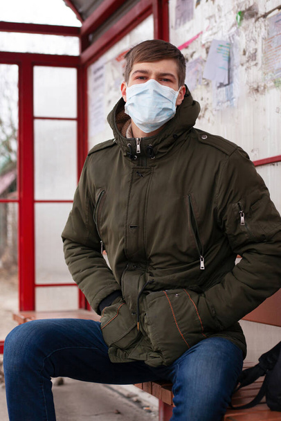 Otobüs durağındaki hasta adam. Halka açık yerlerde Çin virüsüne karşı koruma. Virüs salgını covid-2019  - Fotoğraf, Görsel