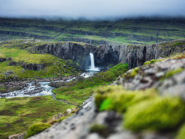 Paisagem na Islândia. É um lugar famoso na Islândia. Um vale de montanha e nuvens. Paisagem natural no verão. Viagem - imagem
 - Foto, Imagem