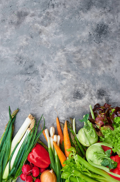 Świeże, surowe warzywa na rustykalnym tle. zdrowe odżywianie. Witaminy, odporność - Zdjęcie, obraz