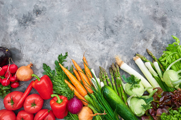 Fresh, raw vegetables on a rustic background. healthy eating concept. Vitamins, immunity - Foto, Bild