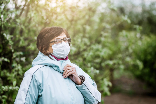 donna in maschera medica sulla natura
 - Foto, immagini