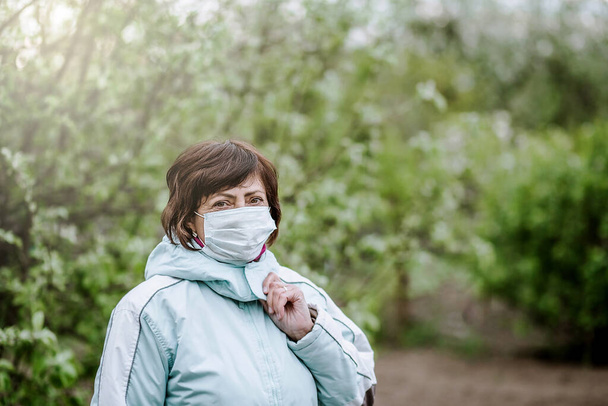 donna in maschera medica sulla natura
 - Foto, immagini