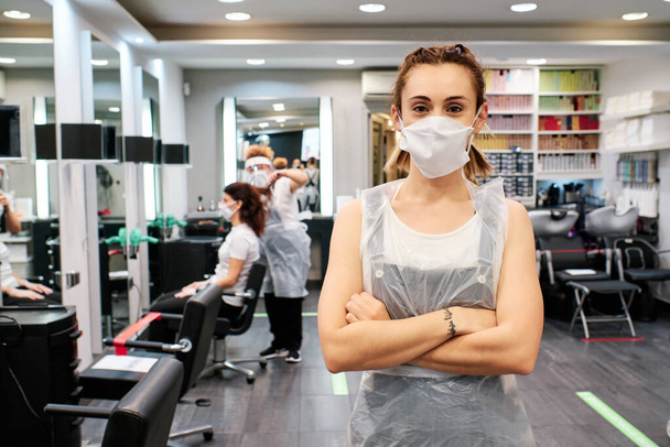 cabeleireiro pronto para atender clientes usando máscara facial - conceito de distanciamento social
 - Foto, Imagem