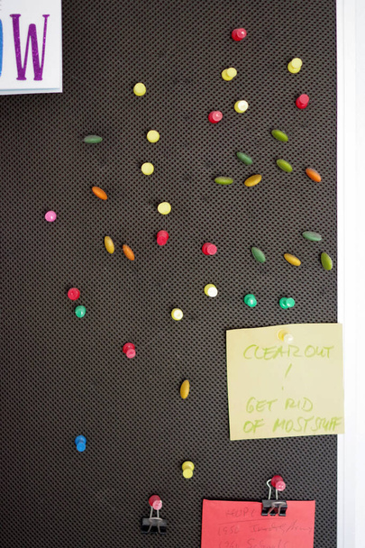 Práce z domova detailní pohled na sekci domácí kanceláře pin board s poznámkami a různé barevné push kolíky - Fotografie, Obrázek