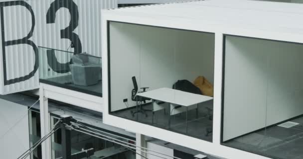 Moderna oficina con salas de conferencias aisladas con paredes de vidrio
 - Metraje, vídeo