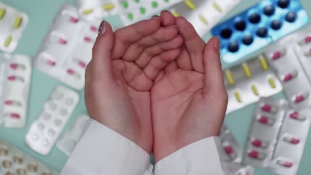 Femmes médecins mains attraper des pilules avec de nombreuses ampoules sur fond
 - Séquence, vidéo