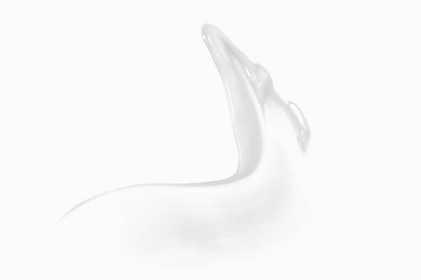 Білі кремові прокладки ізольовані на білому. Фундаментна текстура, лосьйон розмивання, зразок зволожувача. Продукт для догляду за шкірою тіла, морозиво. крупним планом
 - Фото, зображення
