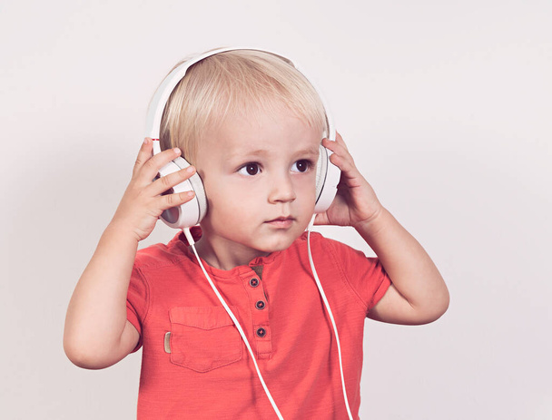 Little boy with headphones on his head - Foto, Imagen