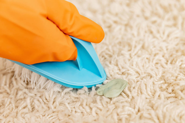Fehér szőnyegkupac tisztítása rágógumiból - Fotó, kép