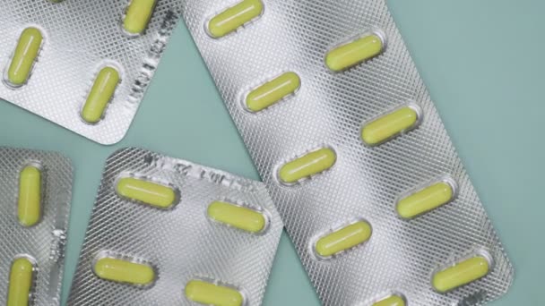 Tabletten-Kapseln in Blisterverpackung auf blauem Hintergrund - Filmmaterial, Video