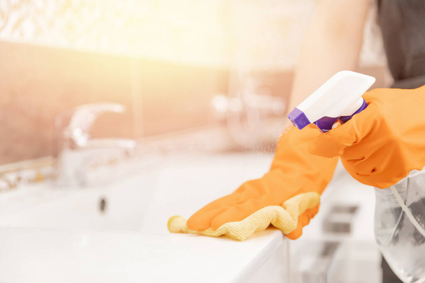 Pulizia rubinetto da calcare in bagno, disinfezione superficie dalla contaminazione
 - Foto, immagini