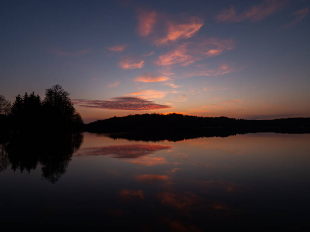 Geweldige zonsondergang, met prachtige lucht reflecties in het water van Hancza meer. Suwalski landschapspark, Podlaskie, Polen - Foto, afbeelding