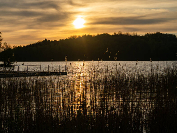 素晴らしい夕日、漢座湖で。スワルスキー景観公園,ポドラスキー,ポーランド - 写真・画像