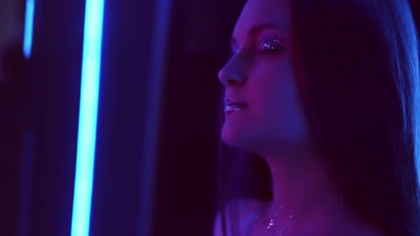 neon portrait woman glitter makeup blue lights - Video, Çekim