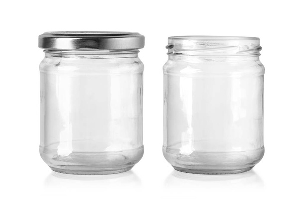 frascos de vidrio con una tapa de plata aislada en un fondo gris a blanco con camino de recorte
 - Foto, Imagen