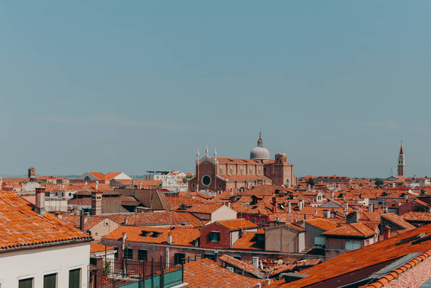 Τα όμορφα, ηλιόλουστα δρομάκια της Βενετίας, αρχαία κτίρια, κανάλια και στέγες - Φωτογραφία, εικόνα