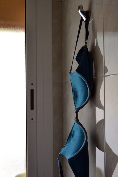 Soutien-gorge accroché au mur de la salle de bain
 - Photo, image