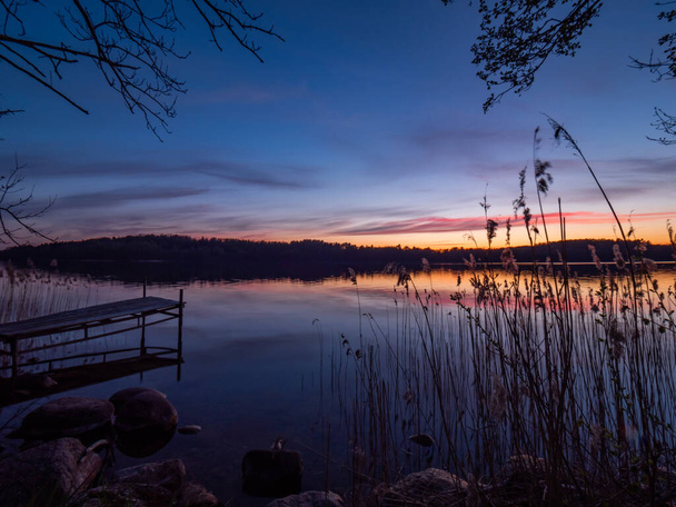Úžasný západ slunce s krásnými odlesky oblohy ve vodě jezera Hancza. Krajinný park Suwalski, Podlaskie, Polsko - Fotografie, Obrázek
