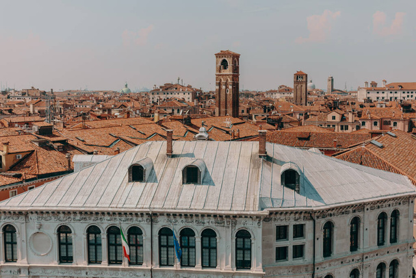As belas ruas ensolaradas de Veneza, edifícios antigos, canais e telhados
 - Foto, Imagem