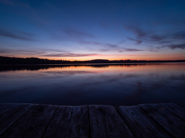 Hämmästyttävä auringonlasku, kauniit heijastukset taivaalla Hancza-järven vedessä. Suwalskin maisemapuisto, Podlaskie, Puola
 - Valokuva, kuva