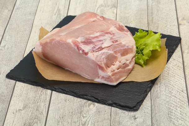 Rohes Stück Schweinefleisch zum Kochen bereit - Foto, Bild