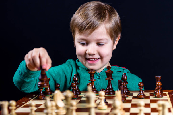 little boy playing chess - Zdjęcie, obraz