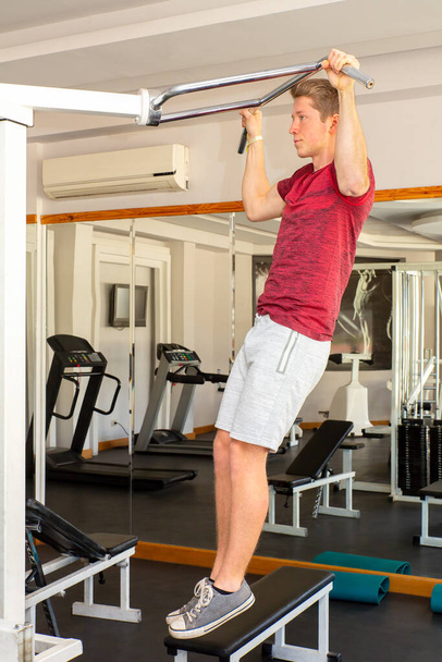 Hombre holandés joven ejercita el entrenamiento de fuerza en la sala de fitness
 - Foto, imagen