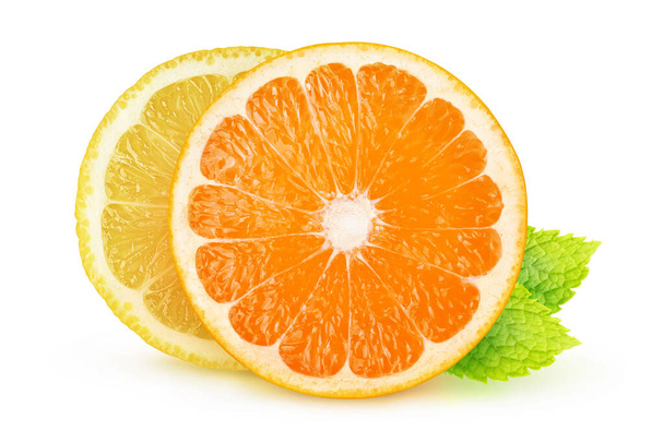 Vereinzelte Zitrusscheiben. Querschnitt aus Orange und Zitrone isoliert auf weißem Hintergrund mit Minzblättern - Foto, Bild