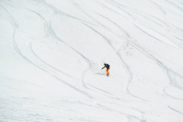 Freeride σε Gudauri Γεωργία Caucasus θέρετρο snowboarder σκιέρ - Φωτογραφία, εικόνα