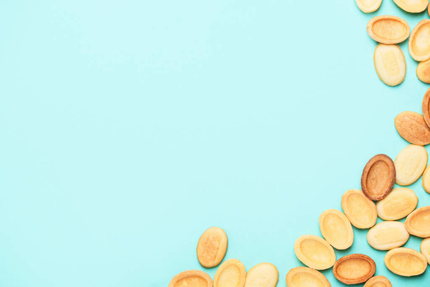 Домашние орехи с сгущенным молоком, шоколад внутри, грецкие орехи и миндаль. Орехи на светло-голубом фоне. Место для смс. Плоский лежал
 - Фото, изображение