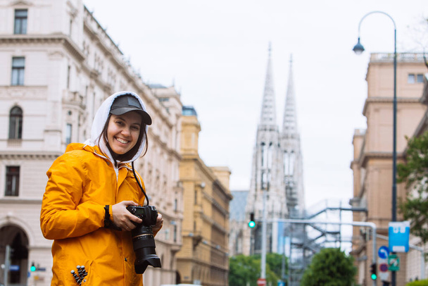 fotograf turista fotografování městské ulice s votivní kostel na pozadí Vídeň Rakousko - Fotografie, Obrázek