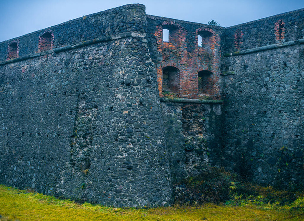 Castelo de Palanok e suas grandes muralhas, os melhores castelos da Ucrânia
 - Foto, Imagem