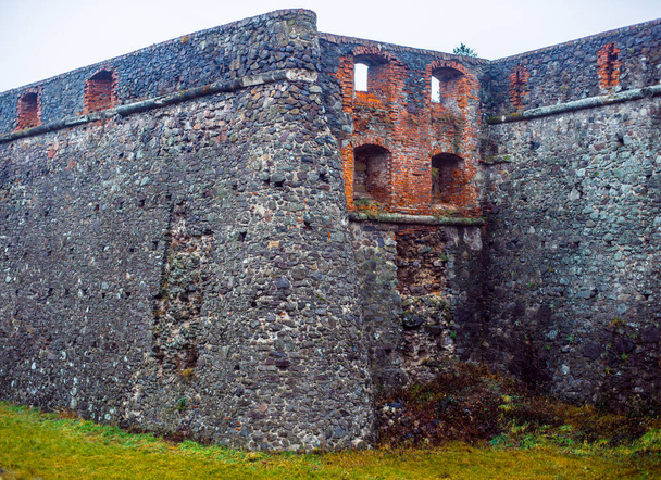 Palanok κάστρο και τα μεγάλα τείχη της, τα καλύτερα κάστρα στην Ουκρανία - Φωτογραφία, εικόνα