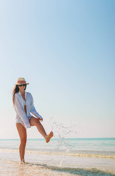Femme sur la plage pendant les vacances caribéennes
 - Photo, image