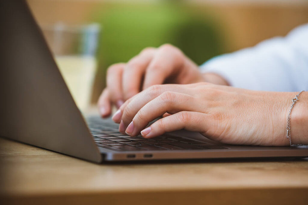 femme mains sur ordinateur portable clavier internet achats en ligne gros plan
 - Photo, image