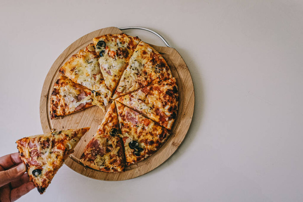 making delicious pizza at home - Foto, Bild