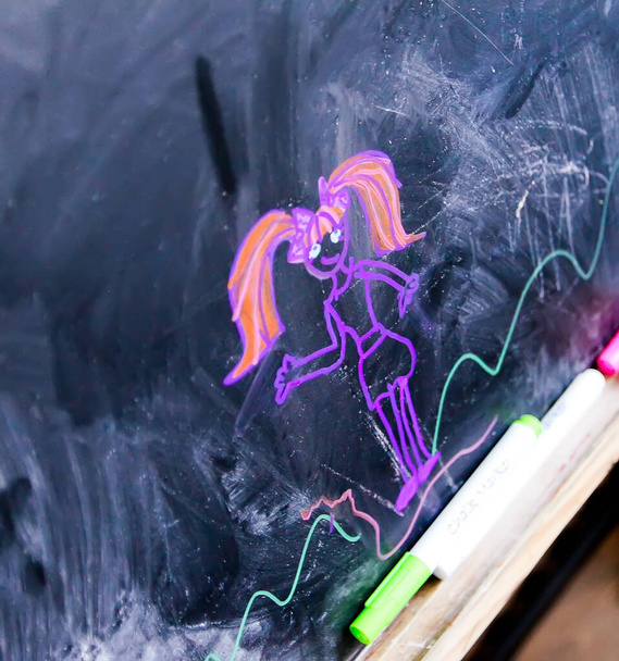 Tekening van het kind door gekleurde stift op schoolbord - Foto, afbeelding