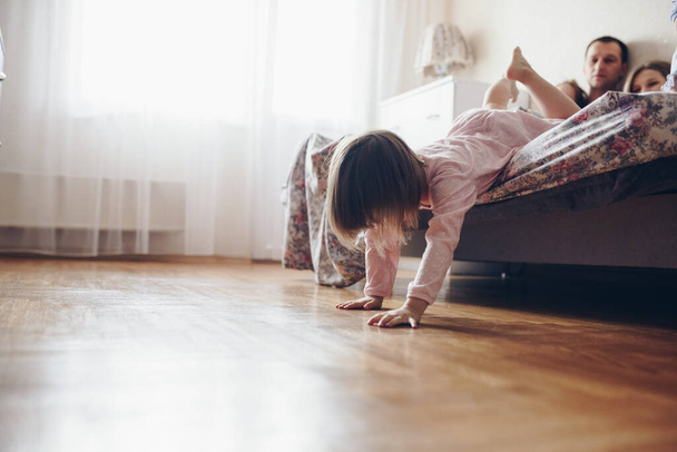 Girl playing on the bed in the morning in pajamas. - Fotoğraf, Görsel