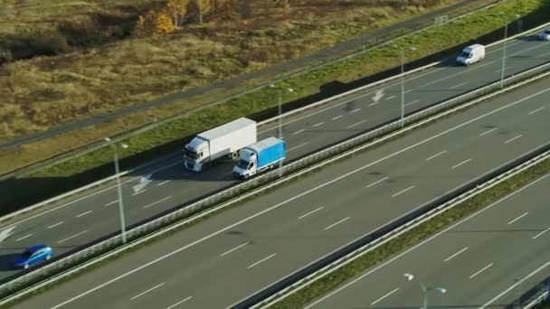 Fehér Teherautó egy autópályán Közepes forgalmú hajtások alatt aluljáró - Tracking Shot - Felvétel, videó