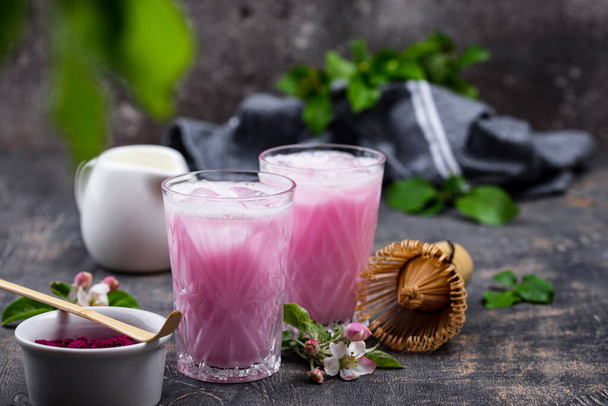 Rosa Matcha-Eis Latte mit Milch - Foto, Bild