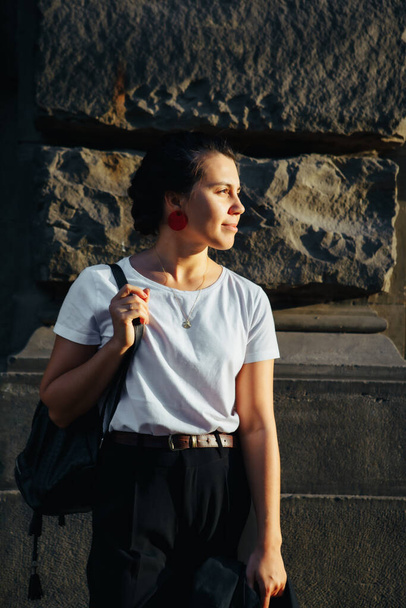 retrato de jovem mulher bonita na cidade rua pôr do sol luz roupa urbana
 - Foto, Imagem