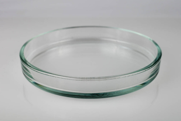 Petri edény áll egy fehér steril asztal, lágy fókusz - Fotó, kép