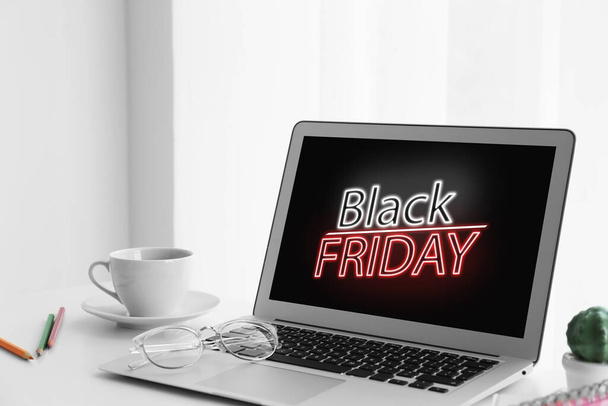 Black Friday announcement on laptop screen. Online shopping - Foto, Imagem