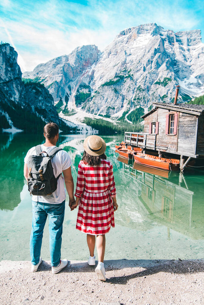 coppia che si tiene per mano guardando lago di montagna. copia spazio - Foto, immagini